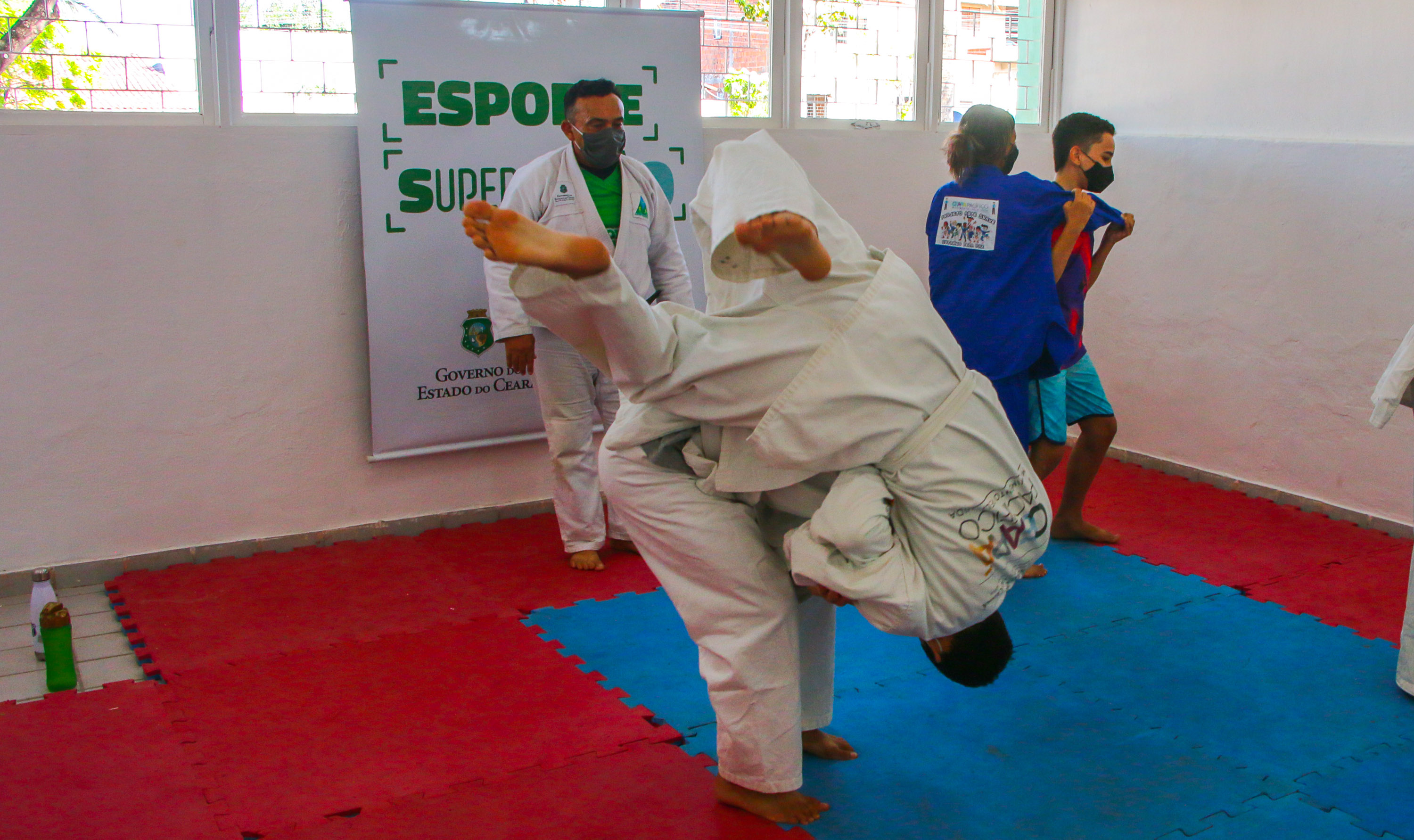 jovens praticando judô